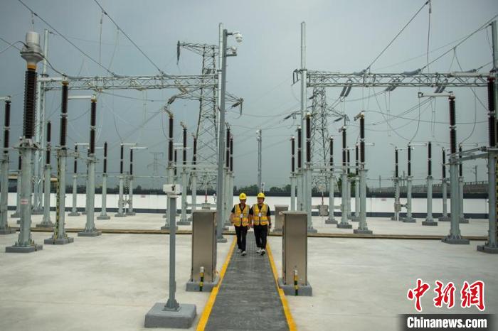 工作人員正在綿竹牽引變電所內(nèi)巡查設(shè)備受電運(yùn)行情況?！⒅铱?攝