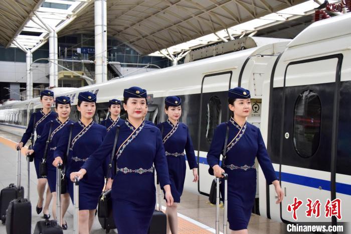 圖為青藏鐵路西格段“復(fù)興號”動(dòng)車組乘務(wù)員新制服亮相。　東科力加 攝