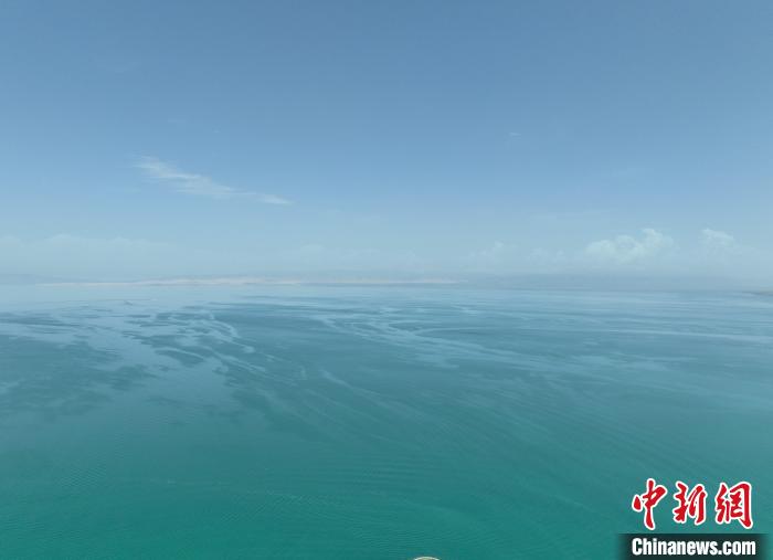 圖為航拍仲夏時節(jié)，青海湖水天一色?！∑钤鲚?攝