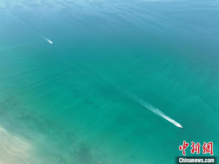 圖為航拍仲夏時節(jié)，青海湖湖水碧波蕩漾。　祁增蓓 攝
