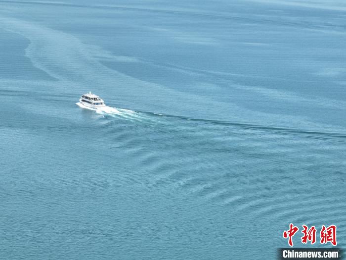 圖為航拍仲夏時節(jié)，青海湖湖水碧波蕩漾?！∑钤鲚?攝