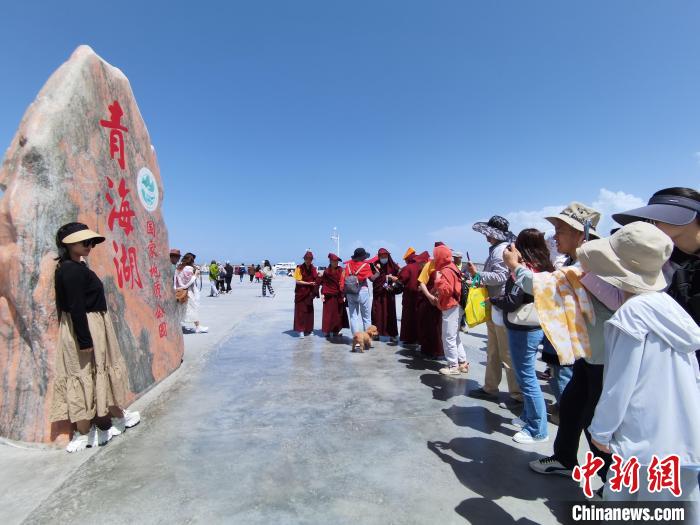 圖為航拍青海湖美景引游客拍照打卡?！∑钤鲚?攝