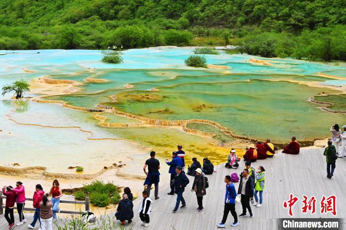 游客在黃龍風(fēng)景名勝區(qū)游覽?！“苍?攝