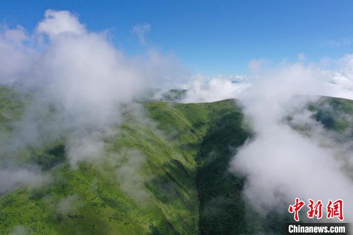航拍賽來塘鎮(zhèn)山間云霧繚繞。　馬銘言 攝