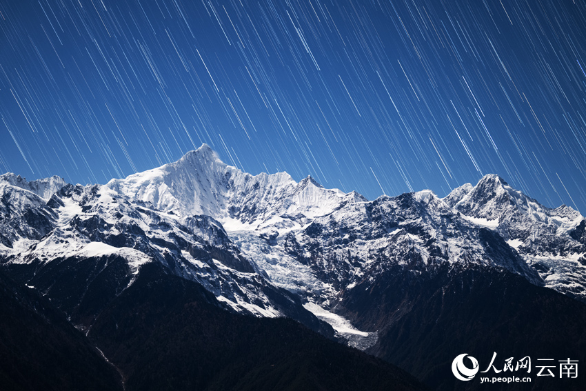 梅里雪山“星河流淌”奇觀。趙一舟攝