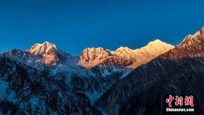 圖為2月1日，清晨陽光照在貢嘎雪山上，出現(xiàn)“日照金山”景觀。(無人機照片)<a target='_blank' href='/'><p  align=