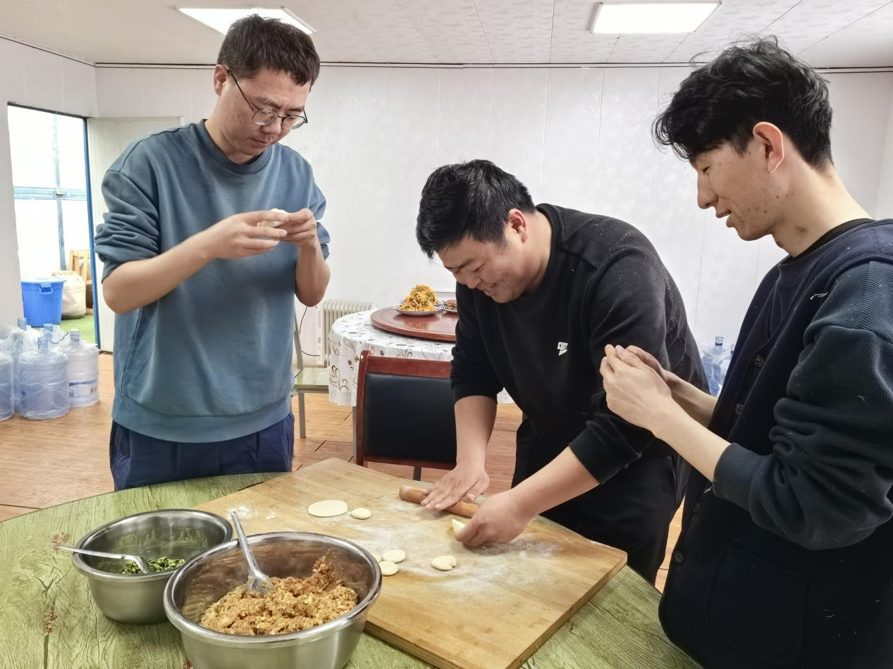 項(xiàng)目部里包餃子。王元明攝
