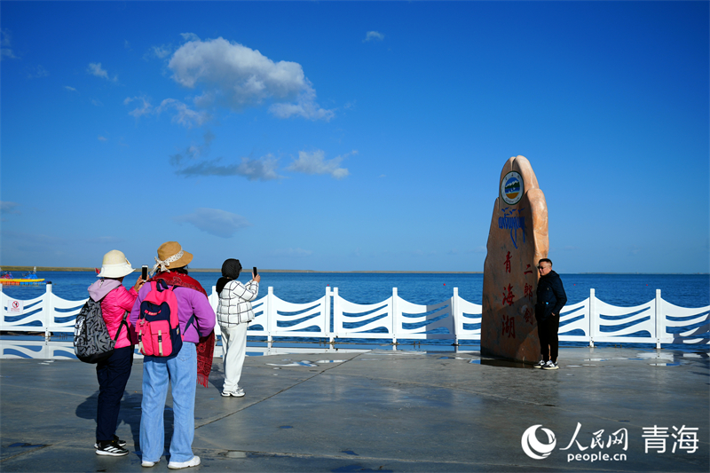 游客在青海湖二郎劍景區(qū)游玩。人民網(wǎng) 況玉攝