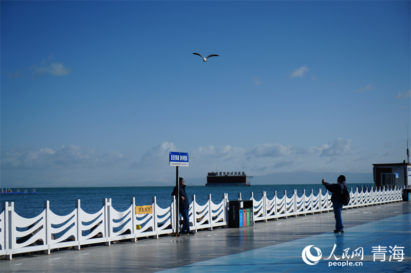 游客在青海湖二郎劍景區(qū)游玩。人民網(wǎng) 況玉攝