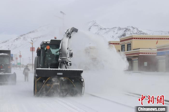 圖為該支隊(duì)官兵正在清理路面積雪。　董尼么太 攝