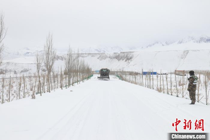 圖為救援官兵正在緊急清理路面積雪?！《崦刺?攝