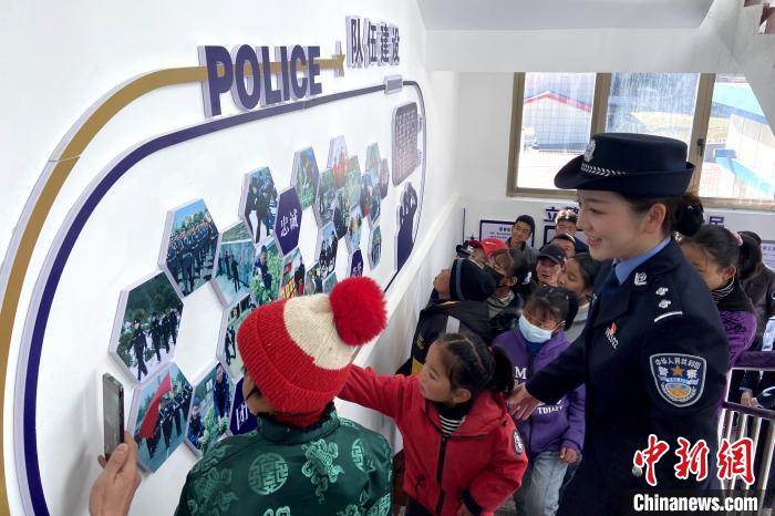 山南邊境管理支隊(duì)勒布邊境派出所舉行警營開放日活動(dòng)，邀請駐地民眾進(jìn)警營，了解民警工作生活。　莊冀 攝