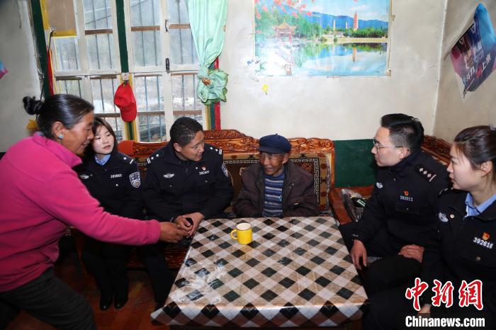 亞東出入境邊防檢查站民警走訪慰問轄區(qū)困難群眾。　張雨強(qiáng) 攝