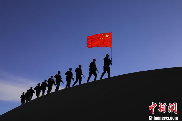 日喀則邊境管理支隊(duì)幾腳橋邊境檢查站民警在轄區(qū)開展巡邏工作。　龍小鳳 攝
