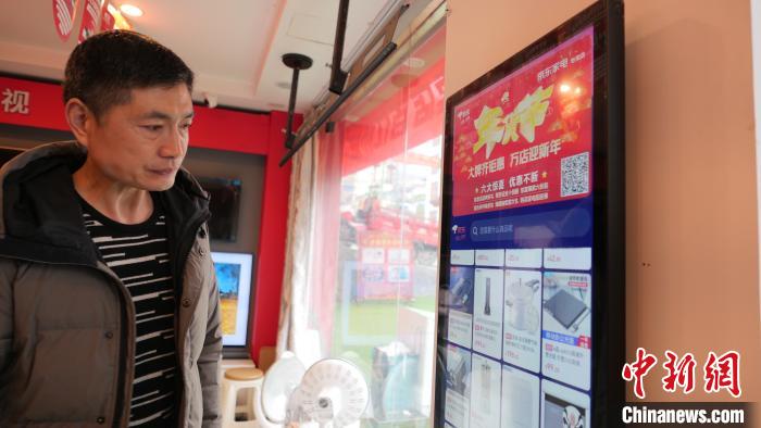 圖為店內(nèi)放置的可在線選購商品的觸摸電子展示屏?！≈x牧 攝