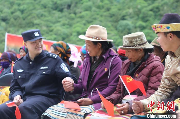 圖為李陽副所長(前排左一)與卓嘎、央宗姐妹共同參加愛國主義教育活動?！〉录?攝