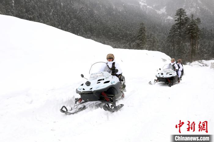 圖為雪地摩托車開(kāi)路。　薛金博 攝