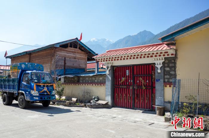 圖為林芝下察隅鎮(zhèn)布巴村村民家門口停放著貨運(yùn)車輛?！〗w波 攝