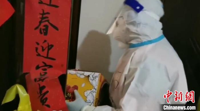 為封閉在家居民送快遞。　鐵西區(qū)委宣傳部 攝