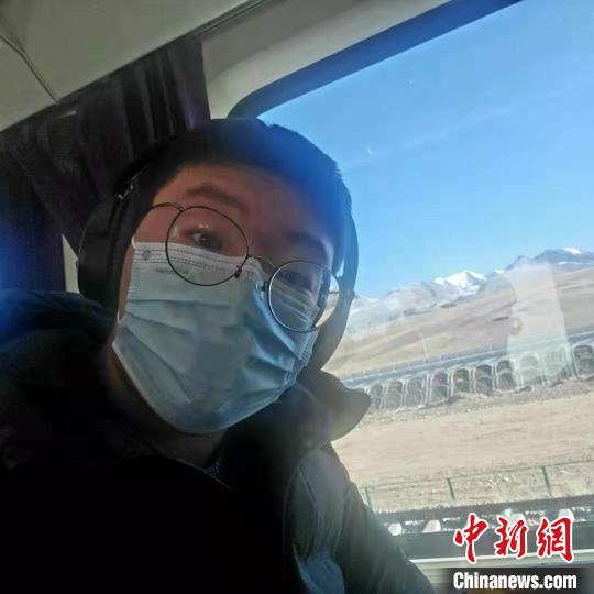 1月8日在西藏那曲開往拉薩火車上。　受訪者供圖 攝