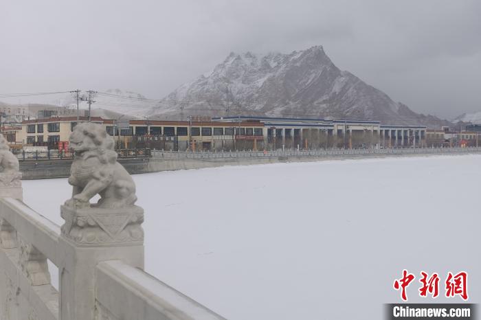 圖為2月5日傍晚時(shí)分的西藏阿里獅泉河鎮(zhèn)雪景。　王世才 攝