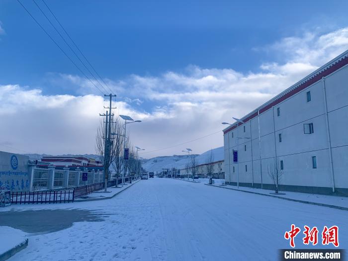 圖為西藏札達(dá)縣街道被積雪覆蓋。　強(qiáng)久 攝