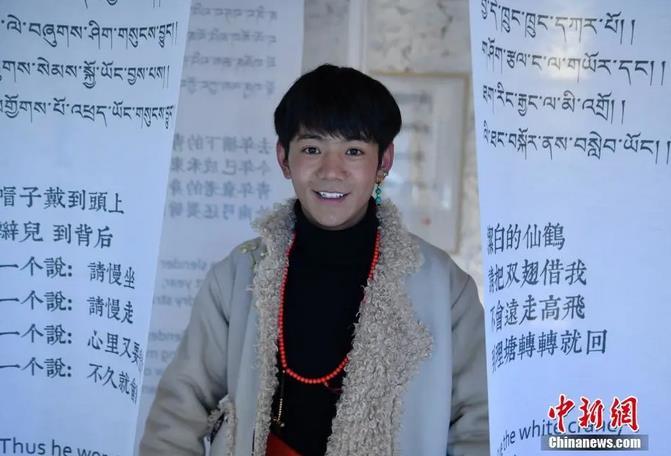 圖為丁真在理塘勒通古鎮(zhèn)倉央嘉措微型博物館里留影。<a target='_blank' ><p  align=