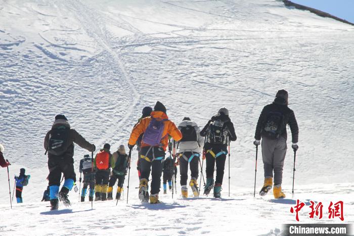 圖為2019年，普通民眾在洛堆峰體驗登雪山活動。資料圖 趙朗 攝