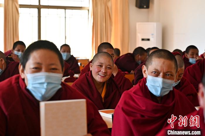 3月23日，記者走進(jìn)位于拉薩的西藏佛學(xué)院，探訪宗教學(xué)府的新學(xué)期。圖為西藏佛學(xué)院尼眾部學(xué)員等待上課。<a target='_blank' ></p><p  align=