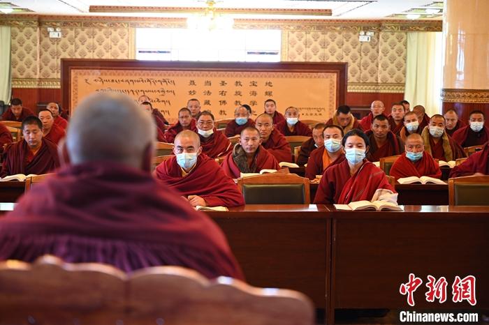 3月23日，記者走進(jìn)位于拉薩的西藏佛學(xué)院，探訪宗教學(xué)府的新學(xué)期。圖為佛學(xué)院學(xué)員正在上課。<a target='_blank' ></p><p  align=