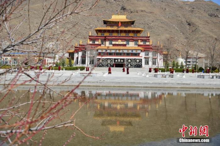 3月23日，西藏佛學(xué)院開學(xué)第二日，<a target='_blank' >中新社</a>記者前往學(xué)院探訪了少年活佛班、尼眾部等，走進(jìn)了他們的課堂。該學(xué)院有來自藏傳佛教格魯派、寧瑪派等各個教派的僧尼，900余人在此學(xué)習(xí)。圖為西藏佛學(xué)院內(nèi)景。<a target='_blank' >中新社</a>發(fā) 貢嘎來松 攝