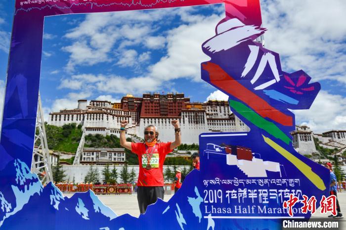 資料圖為2019年8月18日，拉薩舉行半程馬拉松賽?！〗w波 攝