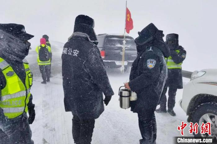 強降雪后，西藏安多縣警方在國道109線唐古拉山段開展除雪保通工作?！“捕嗫h公安局 供圖 攝