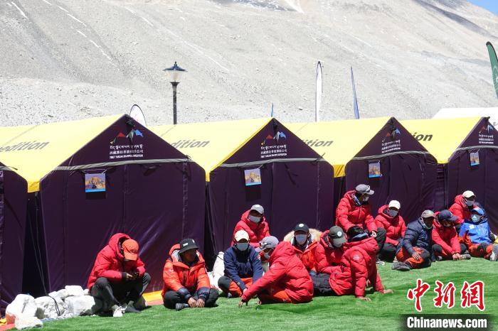 5月9日，登山隊(duì)員在珠峰北坡登山大本營歇息。　冉文娟 攝