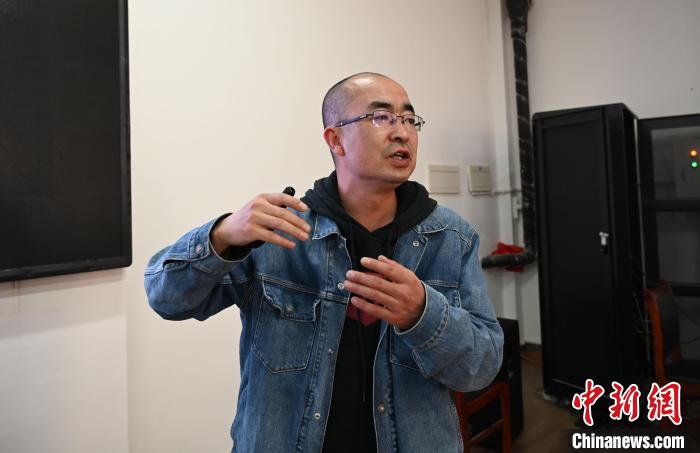 圖為西藏大學(xué)教授寧長春授課宣講。