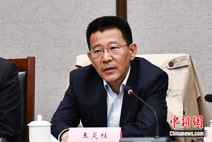 5月16日，由中國社會科學院西藏智庫、中國社會科學院民族學與人類學研究所主辦的第五屆西藏智庫國際論壇在北京舉行。中國社會科學院副院長王靈桂在致辭中表示，今年是西藏和平解放70周年，西藏人民團結(jié)奮斗，把貧窮落后的舊西藏建設成經(jīng)濟發(fā)展、文化繁榮、社會進步、環(huán)境良好、生活幸福的社會主義新西藏，西藏歷史上第一次徹底消滅了絕對貧困，同全國人民一起，西藏各族人民已經(jīng)走進全面建成小康社會的新時代，進入歷史發(fā)展的新坐標。 <a target='_blank' ><p  align=