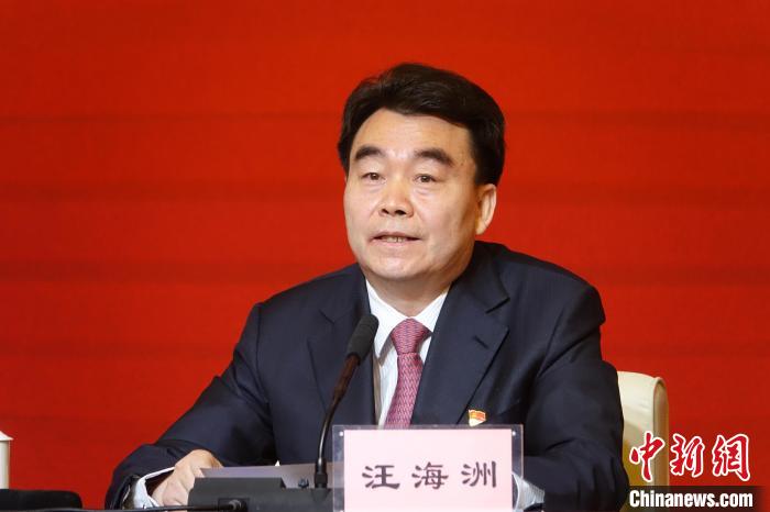 汪海洲在發(fā)布會(huì)上介紹西藏自治區(qū)黨史學(xué)習(xí)教育開(kāi)展情況。　冉文娟 攝