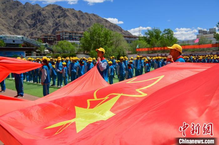 圖為拉薩市堆龍德慶區(qū)堆龍姜昆黃小勇希望小學(xué)學(xué)生在操場入隊儀式?！∝暩聛硭?攝
