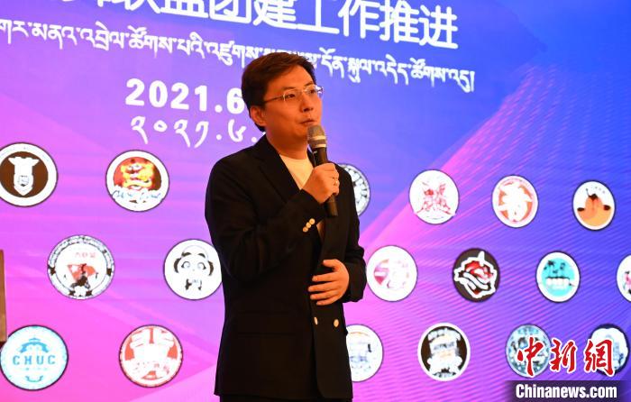 圖為中國舞蹈家協(xié)會街舞委員會常務(wù)副主任、秘書長夏銳致辭?！≮w朗 攝