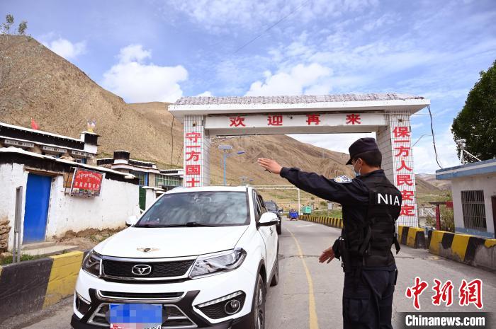 圖為移民管理警察示意司機(jī)停車接受檢查。　趙朗 攝