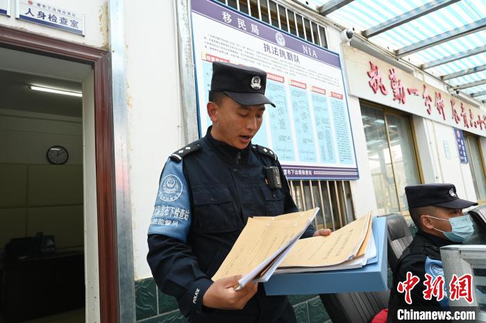 圖為洛桑朗嘎向記者展示卷宗?！≮w朗 攝