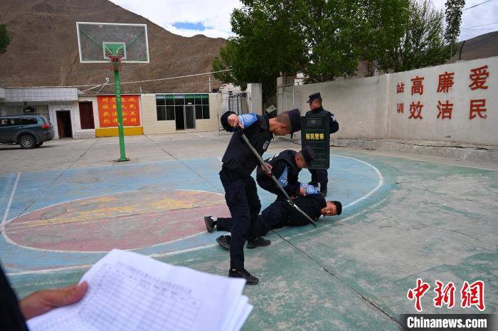 圖為移民管理警察進(jìn)行警務(wù)技能考核。　趙朗 攝