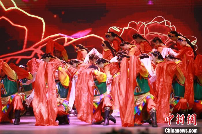 圖為農(nóng)行西藏分行演出現(xiàn)場(chǎng)?！∞r(nóng)行西藏分行 供圖