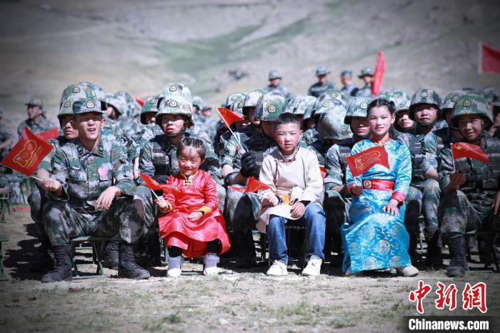 圖為駐地小朋友參加此次活動(dòng)?！?普布扎西 攝