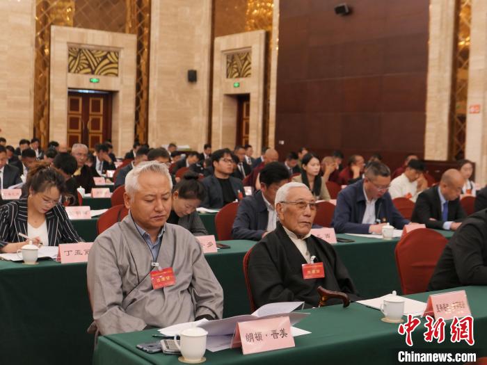 圖為西藏自治區(qū)各族各界慶祝中國共產(chǎn)黨成立100周年座談會(huì)現(xiàn)場。　謝牧 攝
