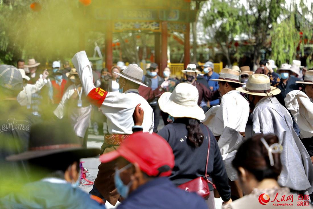 拉薩市民在宗角祿康公園跳鍋莊舞。人民網(wǎng) 次仁羅布攝