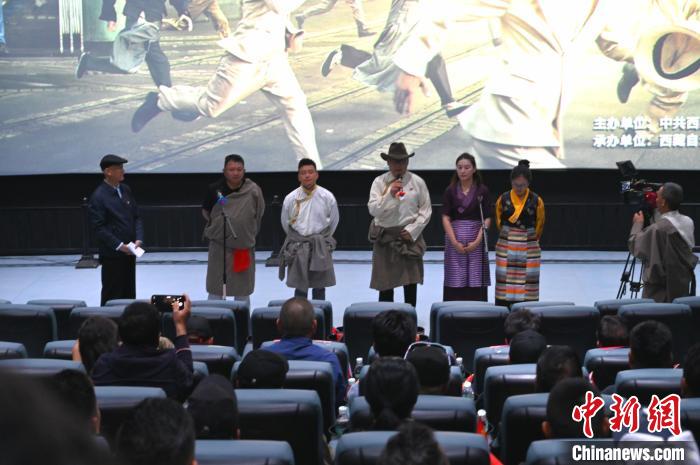 圖為主創(chuàng)人員分享譯制過程。　趙朗 攝