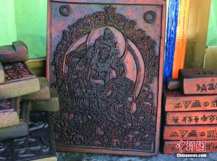 圖為普松雕刻技藝傳承人嘎瑪曲扎創(chuàng)作的雕刻作品。 <a target='_blank' ><p  align=