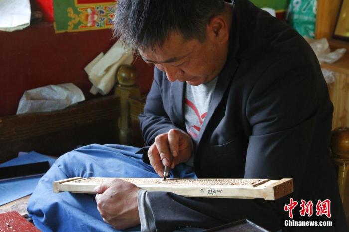 圖為7月14日，普松雕刻技藝傳承人嘎瑪曲扎正在家中進(jìn)行創(chuàng)作。 <a target='_blank' ><p  align=