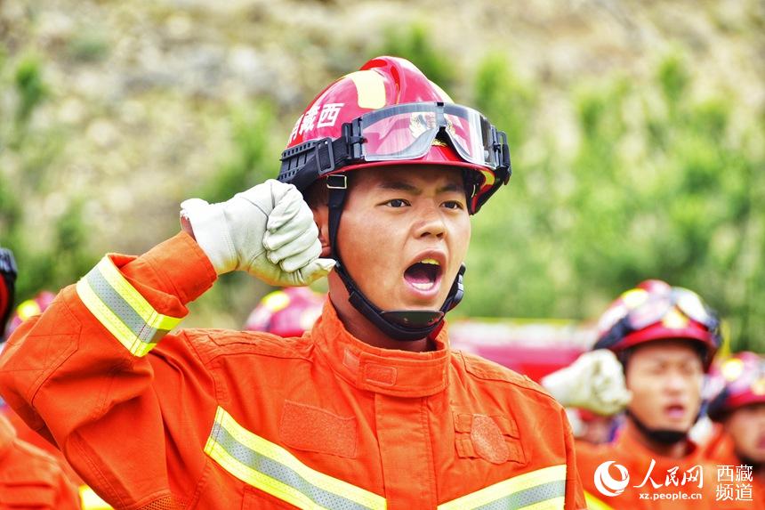 消防指戰(zhàn)員重溫入隊(duì)誓詞。人民網(wǎng) 李海霞 攝